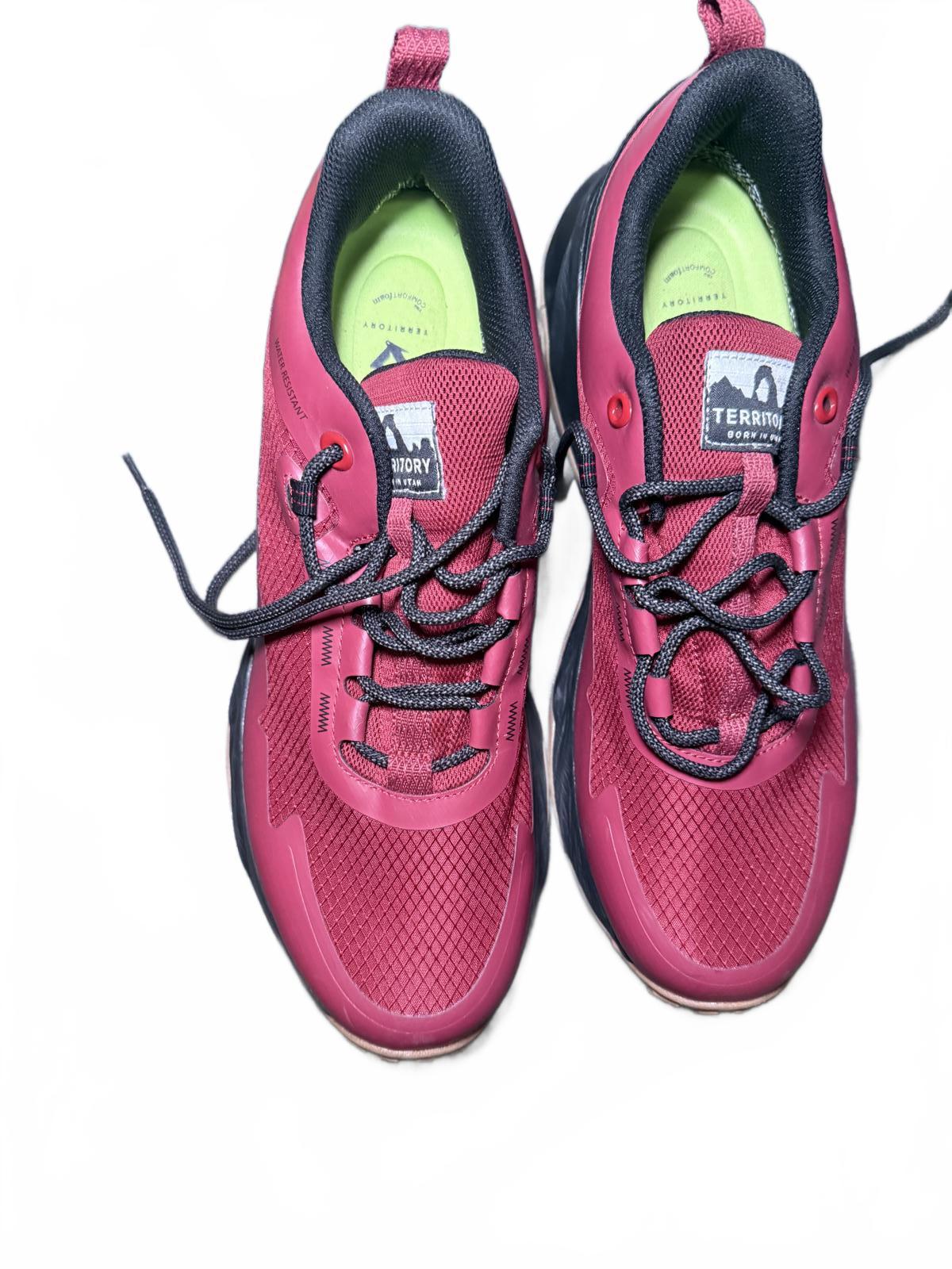 NWOT Territory Cascade Water Resistent Sneaker, size 12