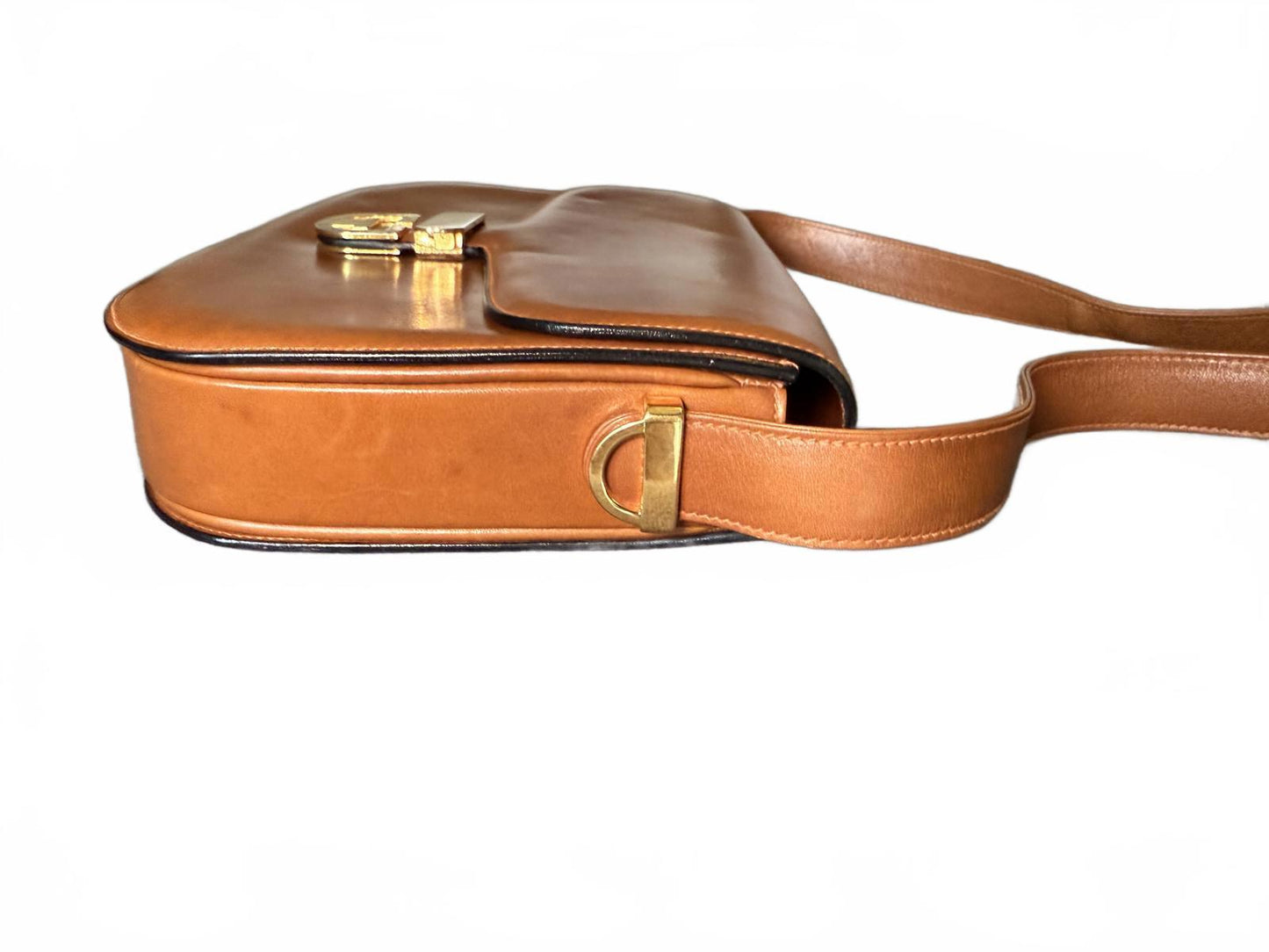 Vintage Gucci Leather Women's Shoulder Bag with Gold-tone Clasp