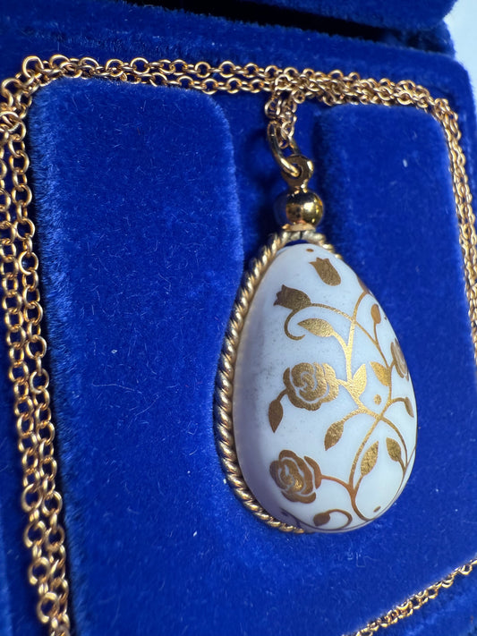 Vintage 1978 Franklin Mint Easter Egg Pendant Necklace – Bisque Porcelain & 24K Gold