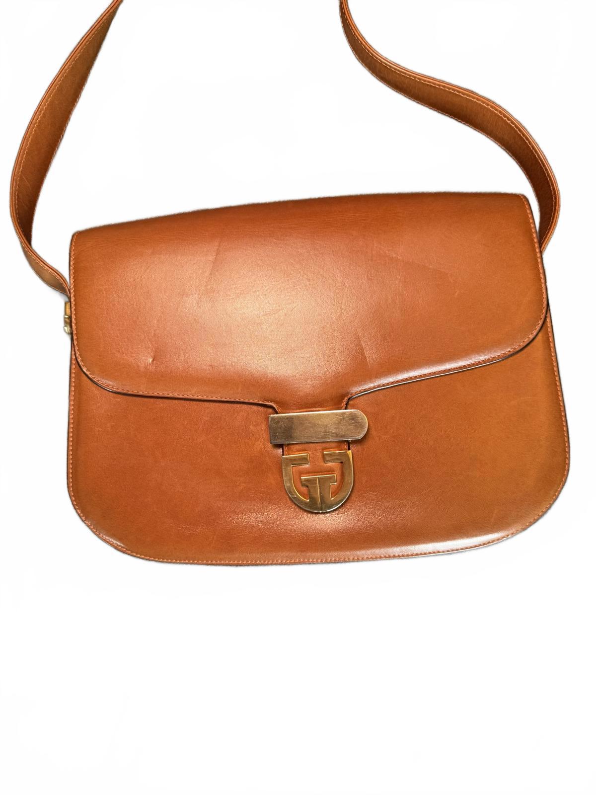 Vintage Gucci Leather Women's Shoulder Bag with Gold-tone Clasp