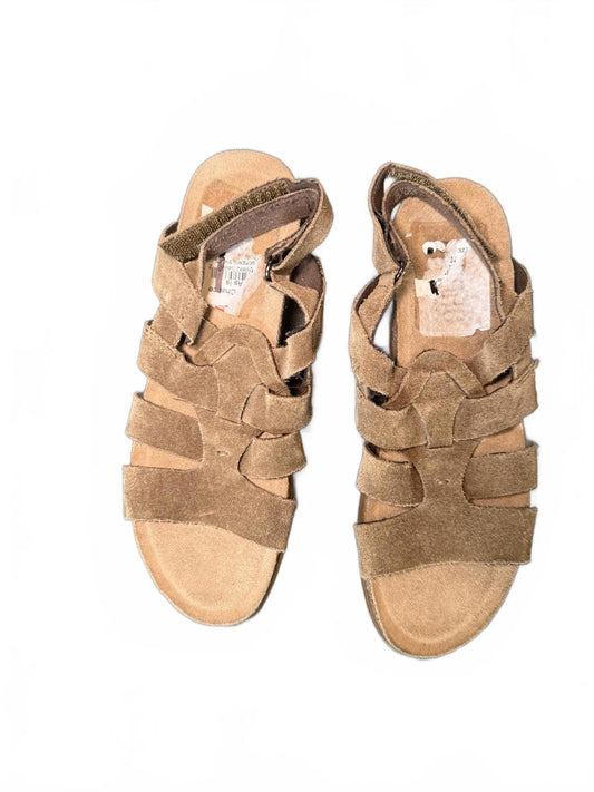 Munro New Suede Strappy Sandals in Tan, size 6