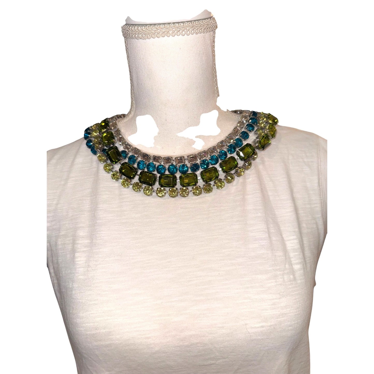 Cinq à Sept Beaded Collar Sleeveless White Top Medium 100% Cotton Made In China