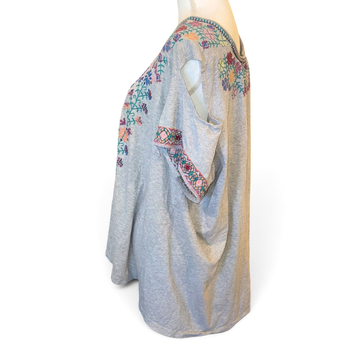 Johnny Was  Embroidered TShirt With Floral Patterns, Size 3X