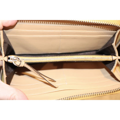 Chloé Paddington Beige Leather Wallet With Gold Padlock Accents & Zip-Around Closure