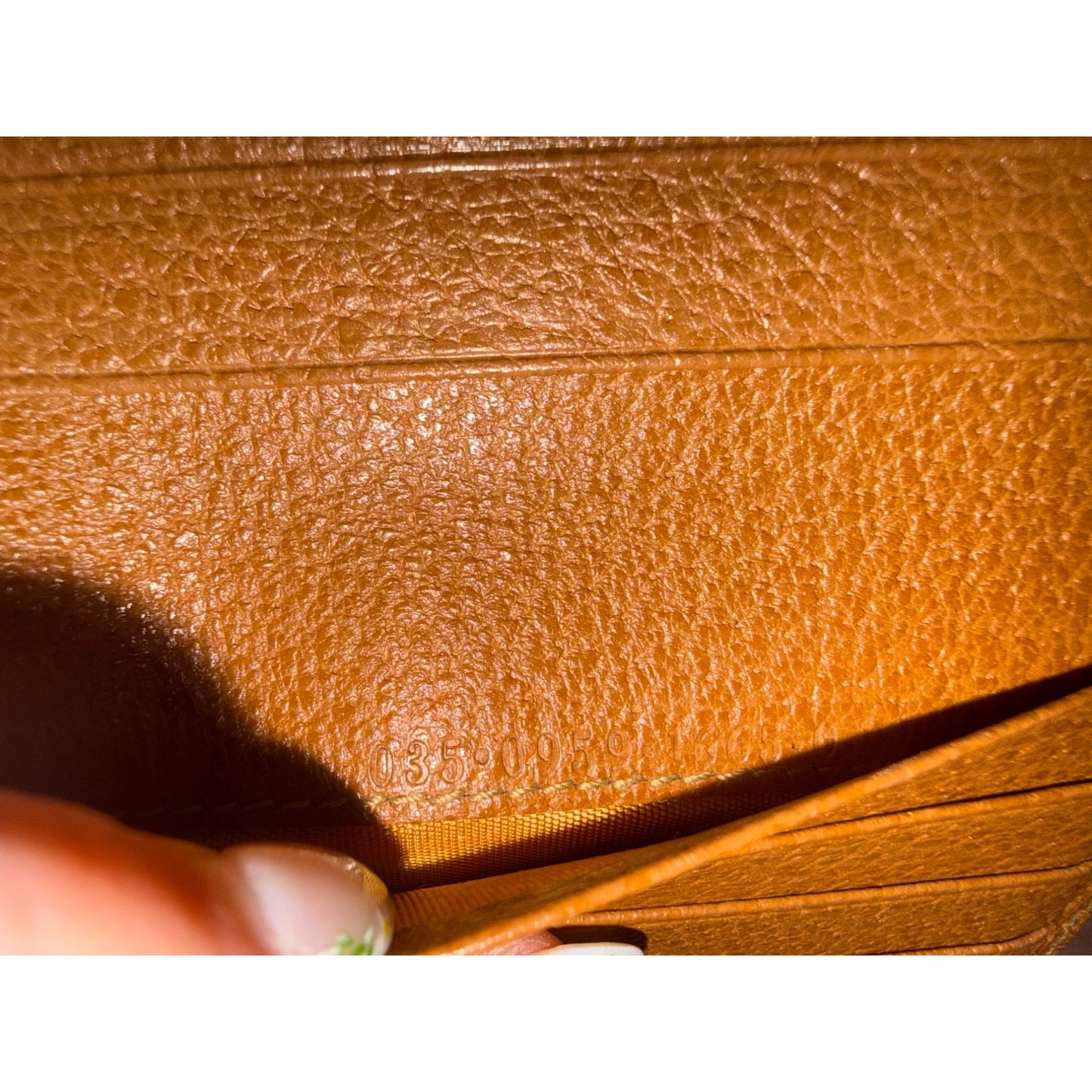Gucci Vintage Silvi Tan Leather Wallet With Gold Clasp & Multiple Card Slots